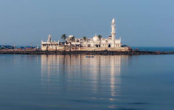 Capture the beauty of Haji Ali Dargah, set against the Arabian Sea