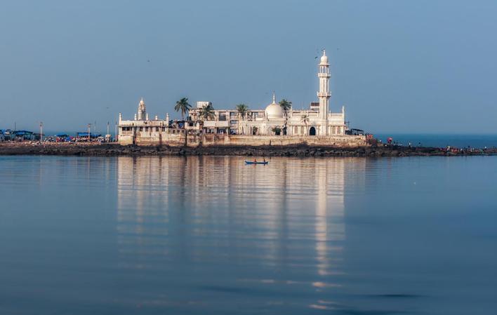 Capture the beauty of Haji Ali Dargah, set against the Arabian Sea