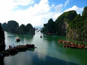 An0ecgpdm27pefpn28hmtvbny1n8 ha long bay sea water ship
