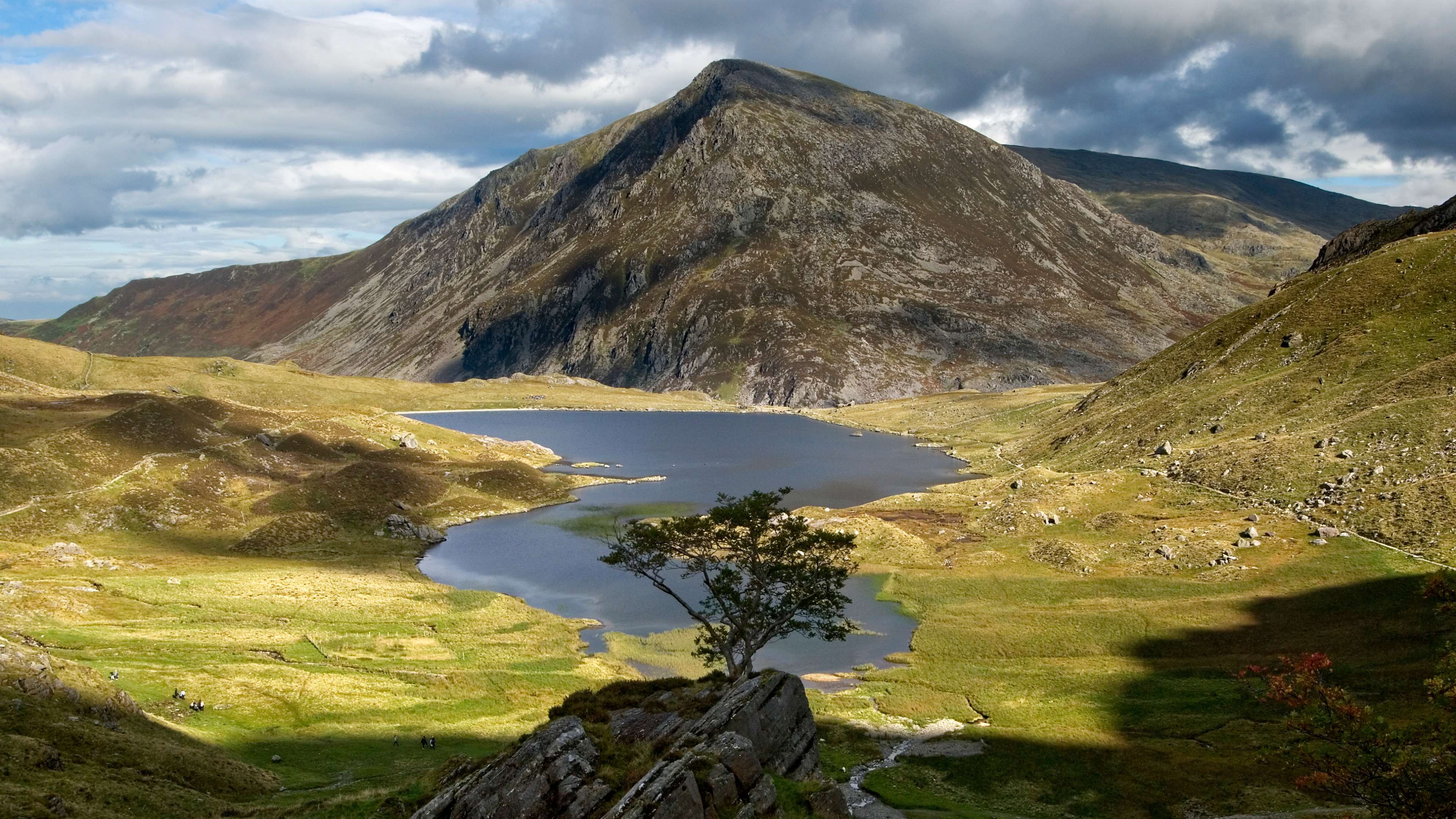 Immerse yourself in the beauty of the nature while visiting Snowdonia National Park
