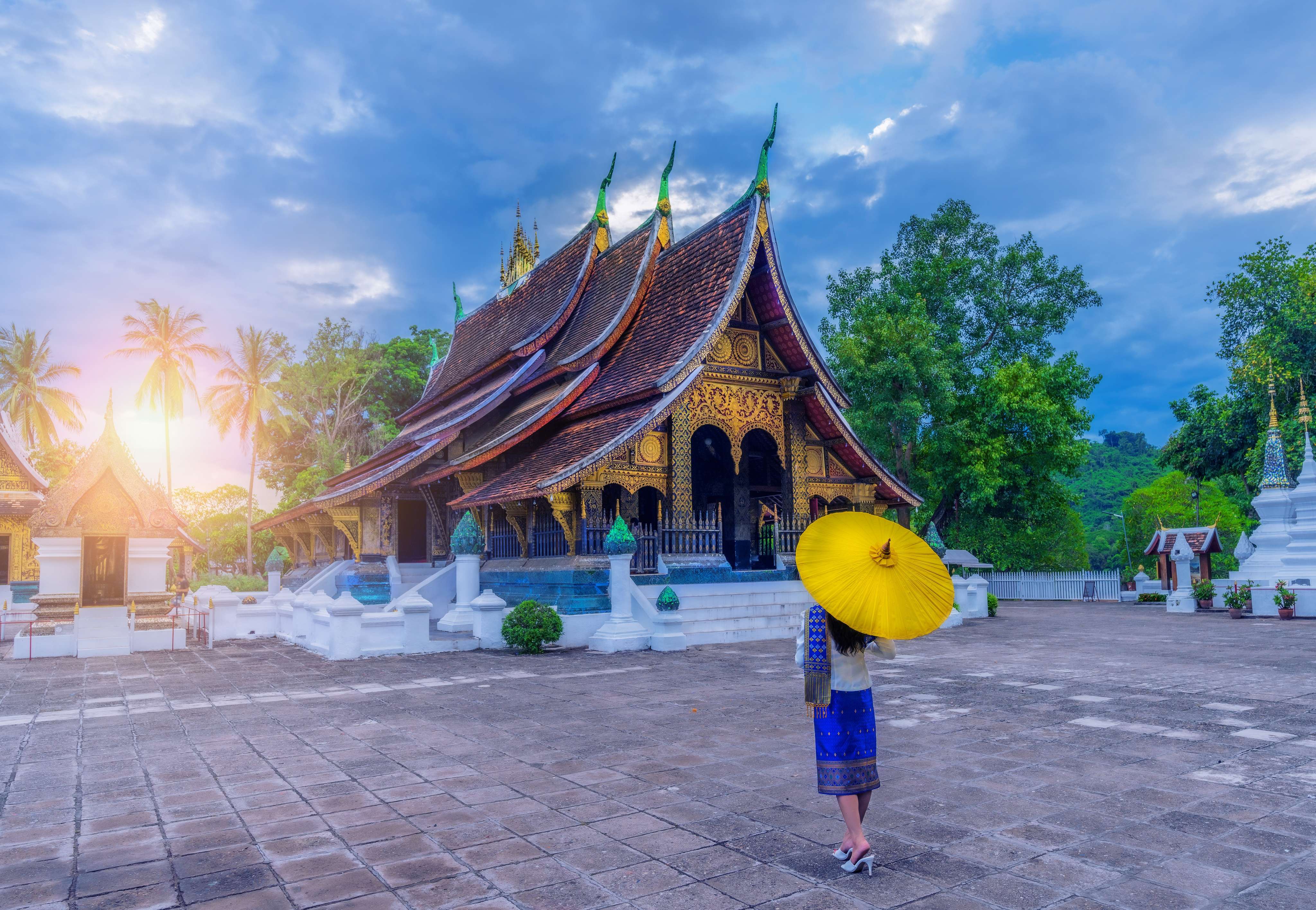  Admire the stunning architecture of Wat Xieng Thong in Luang Prabang