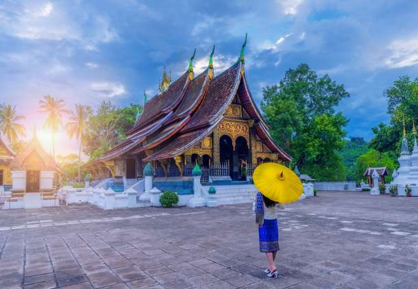  Admire the stunning architecture of Wat Xieng Thong in Luang Prabang