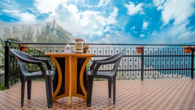 A Pleasant Cottage Stay with Mountain View in Cheog, Shimla