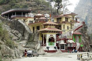 Bcxdsrsofyerirfelqsolmujpzp9 siddha baba temple 20170323