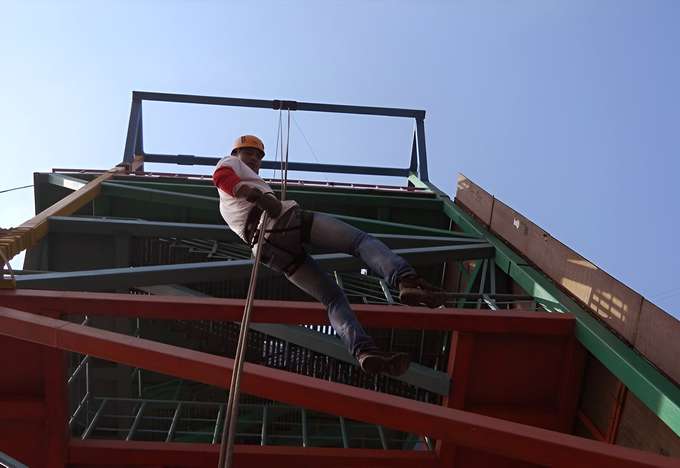 Conquer heights with a daring rope descent in Shivpuri