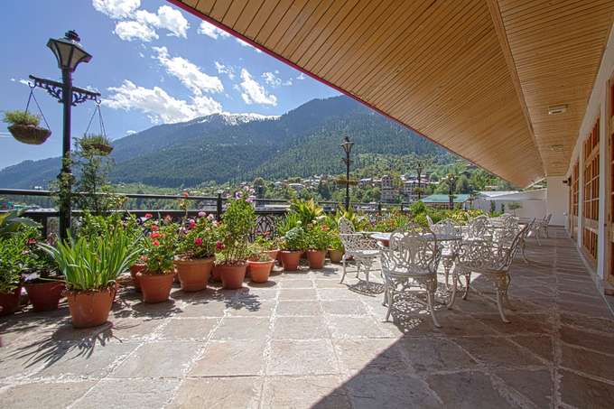 A Cozy Getaway With Serene Views in Manali