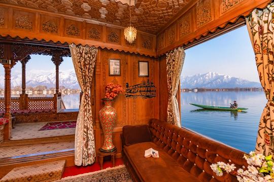 Offbeat Houseboat Stay In Srinagar Image