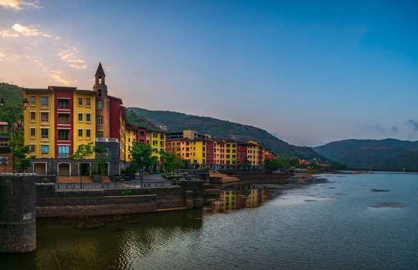 Embark on an 8-hour Pune to Lavasa sightseeing tour & marvel at its Italian-inspired landscapes
