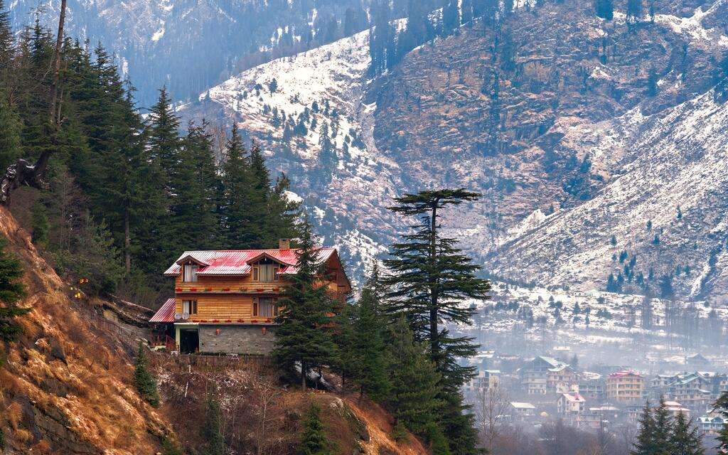 A Cozy Homestay with Snow-capped Mountain Views in Manali
