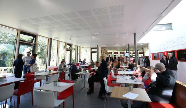 Ekuxs1vwvhxesjzm9j07hsdkcaww strawberry%20fields%20opening%20day%20012