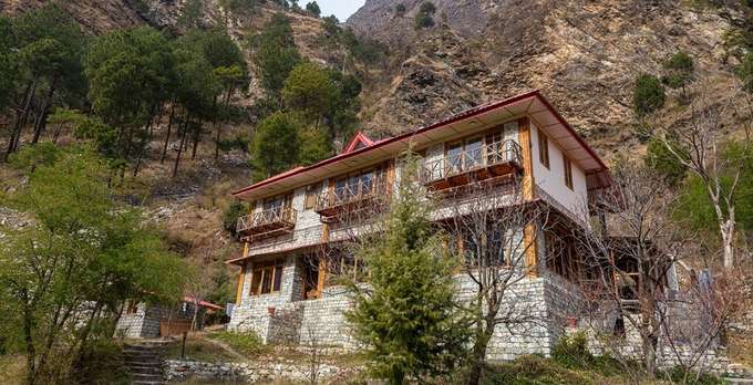 A Cozy Homestay with Mountain View in Tirthan