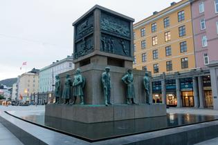 Gbsobzo5quliut6vbz2b301idpqf 29046338211 46735e91b8 k