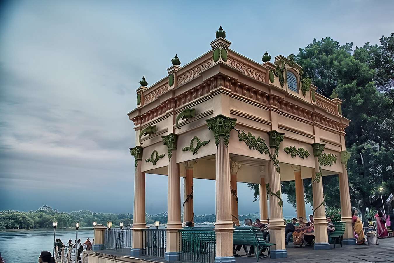Stroll along the picturesque Chandannagar Strand from where you can witness the beauty of Hooghly River