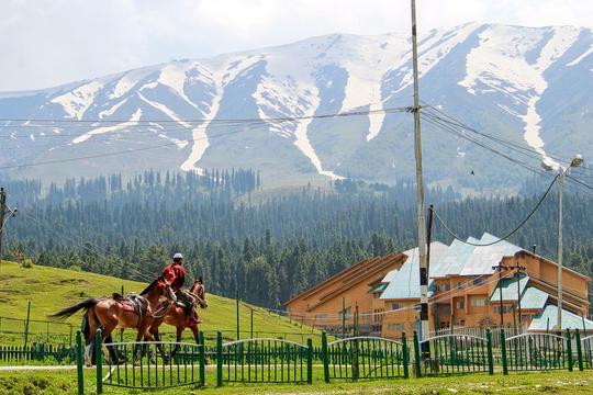 Cheapest Tour Package For Kashmir Image