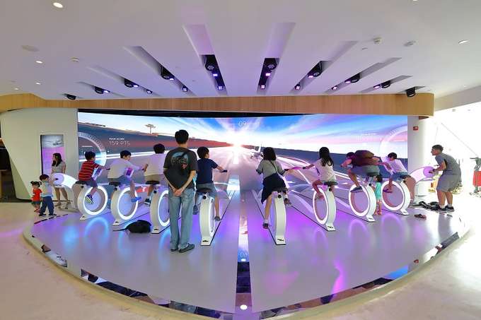 Experience the thrill in the simulation of the race between Porsche 911 and Boeing 747