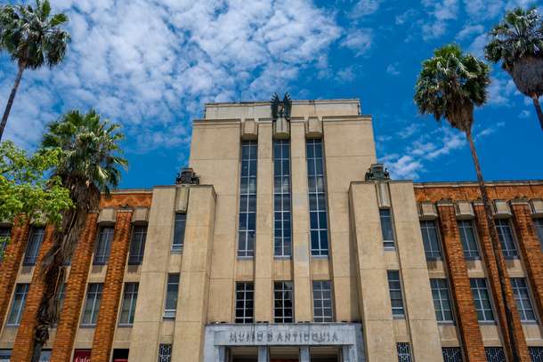 Welcome to the Museum of Antioquia with your family and friends