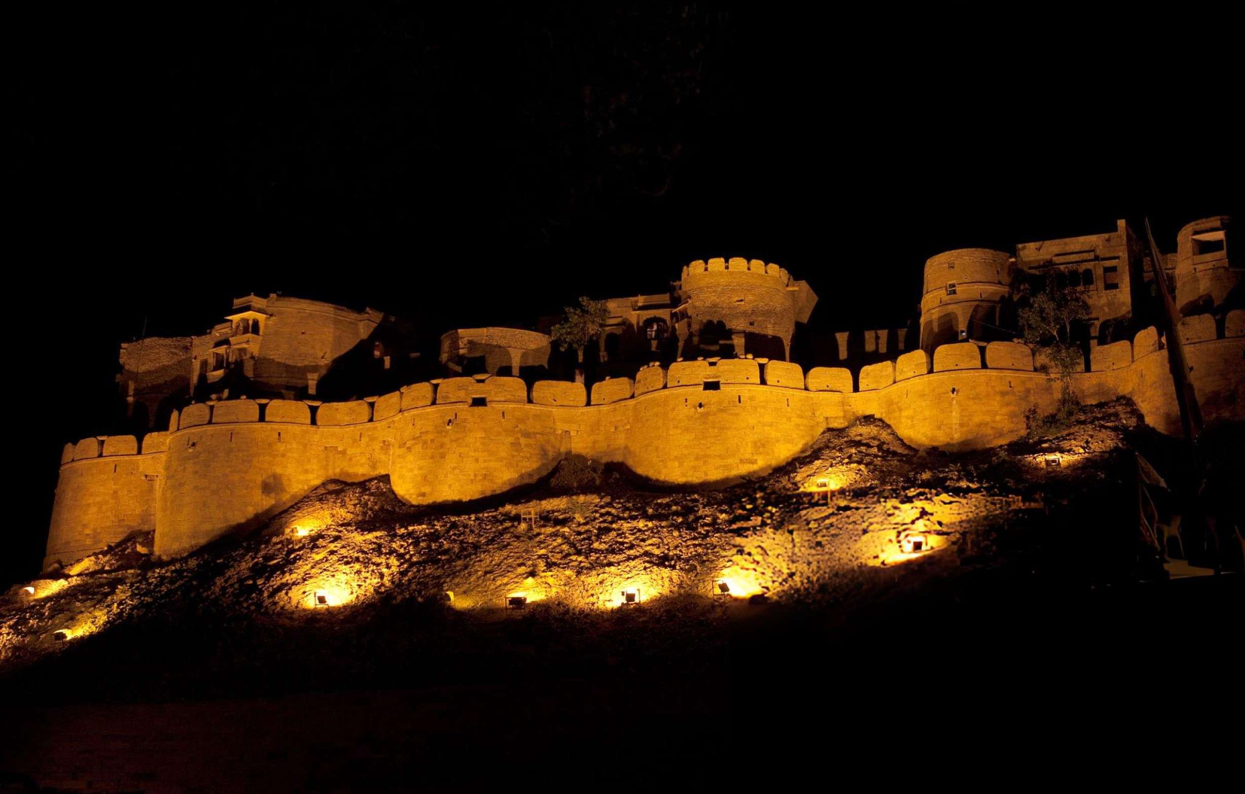 Marvel at the intricate carvings and Rajputana architecture of Jaisalmer Fort,highlighted in the night light