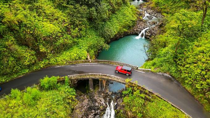 Drive along beautiful \Hana Highway