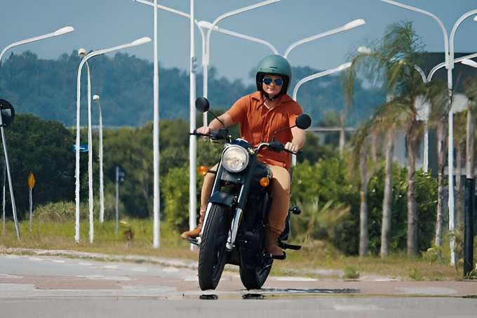 Rent a Bajaj Avenger 220 for smooth Chennai adventures