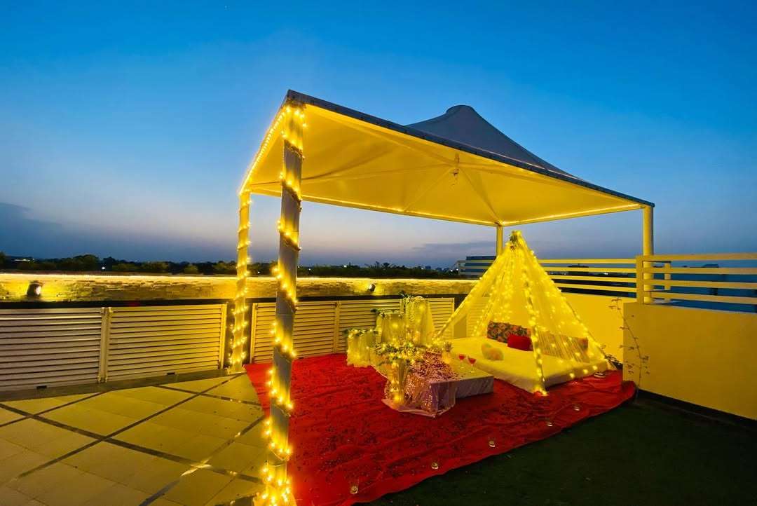 Dine under soft candlelight, with Jaipur’s skyline as your backdrop