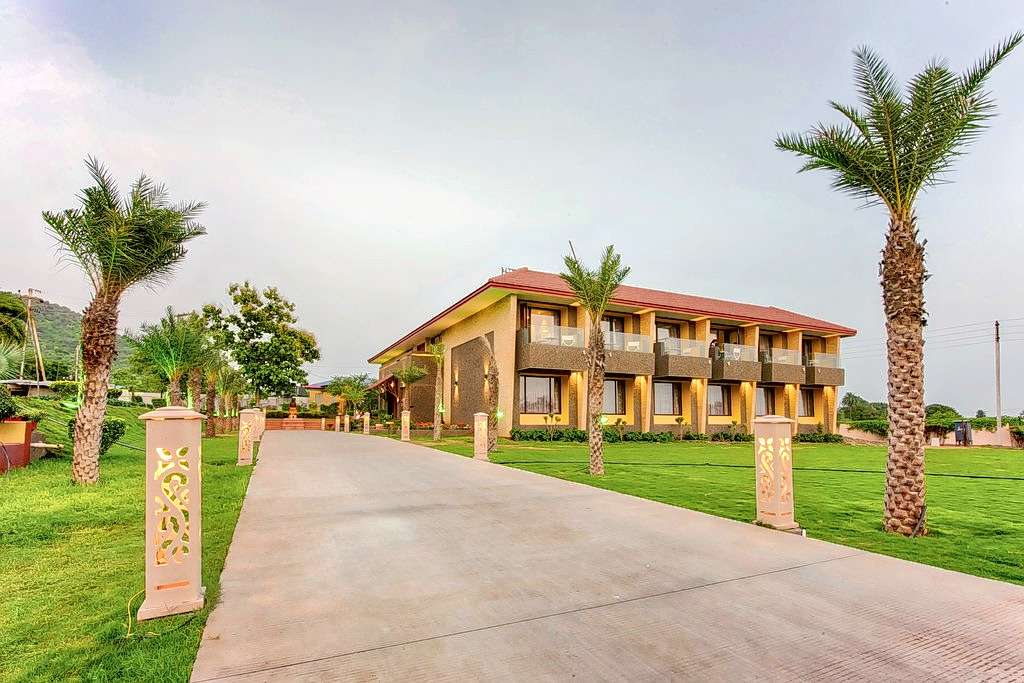 Crescent Spa and Resort Image