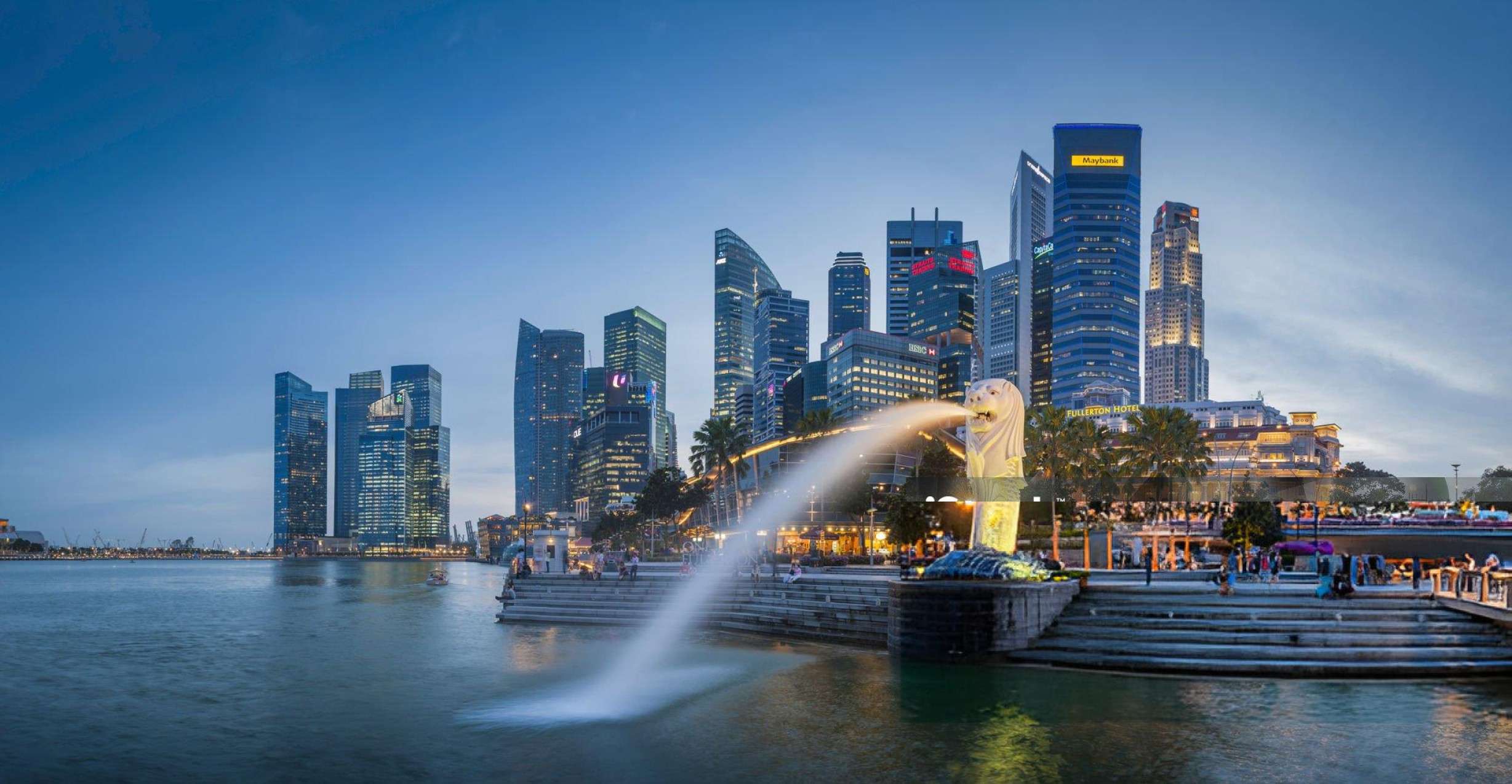 Marvel at the stunning Merlion statue, Singapore’s iconic symbol overlooking Marina Bay