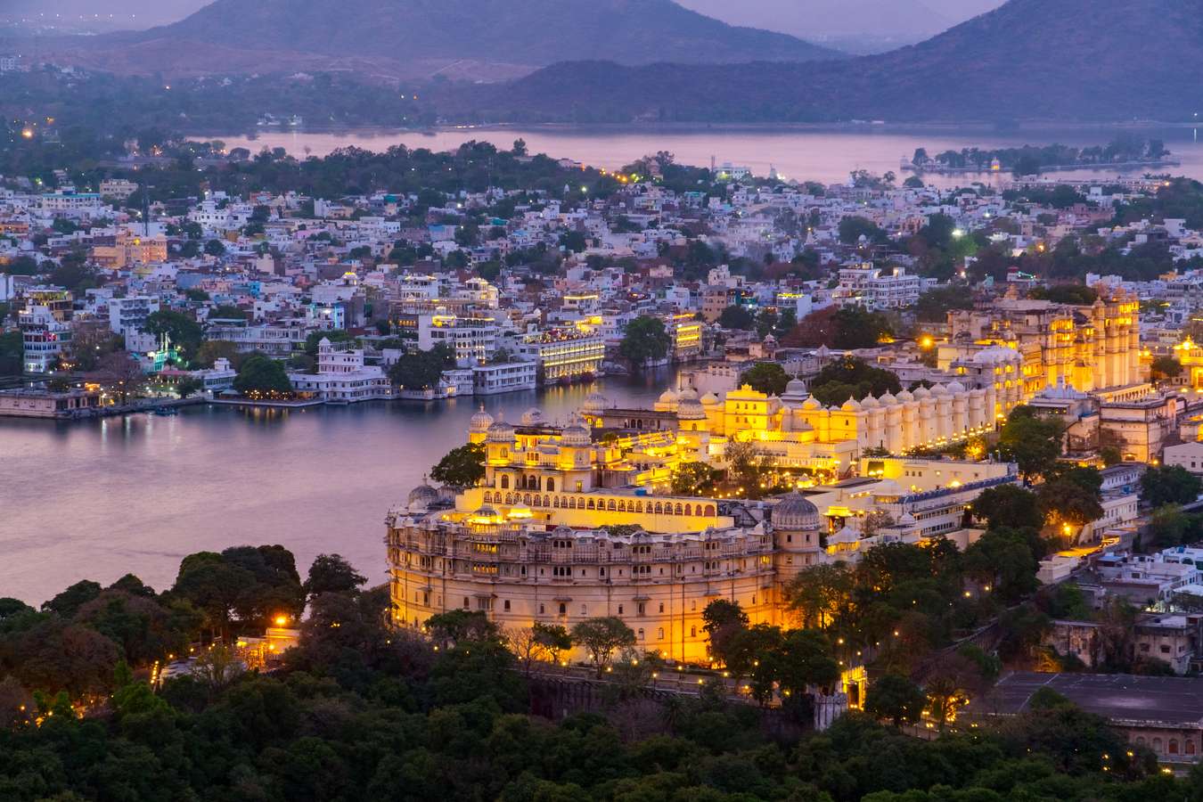 Stunning City Palace Overlooking the Beautiful Lake Pichola