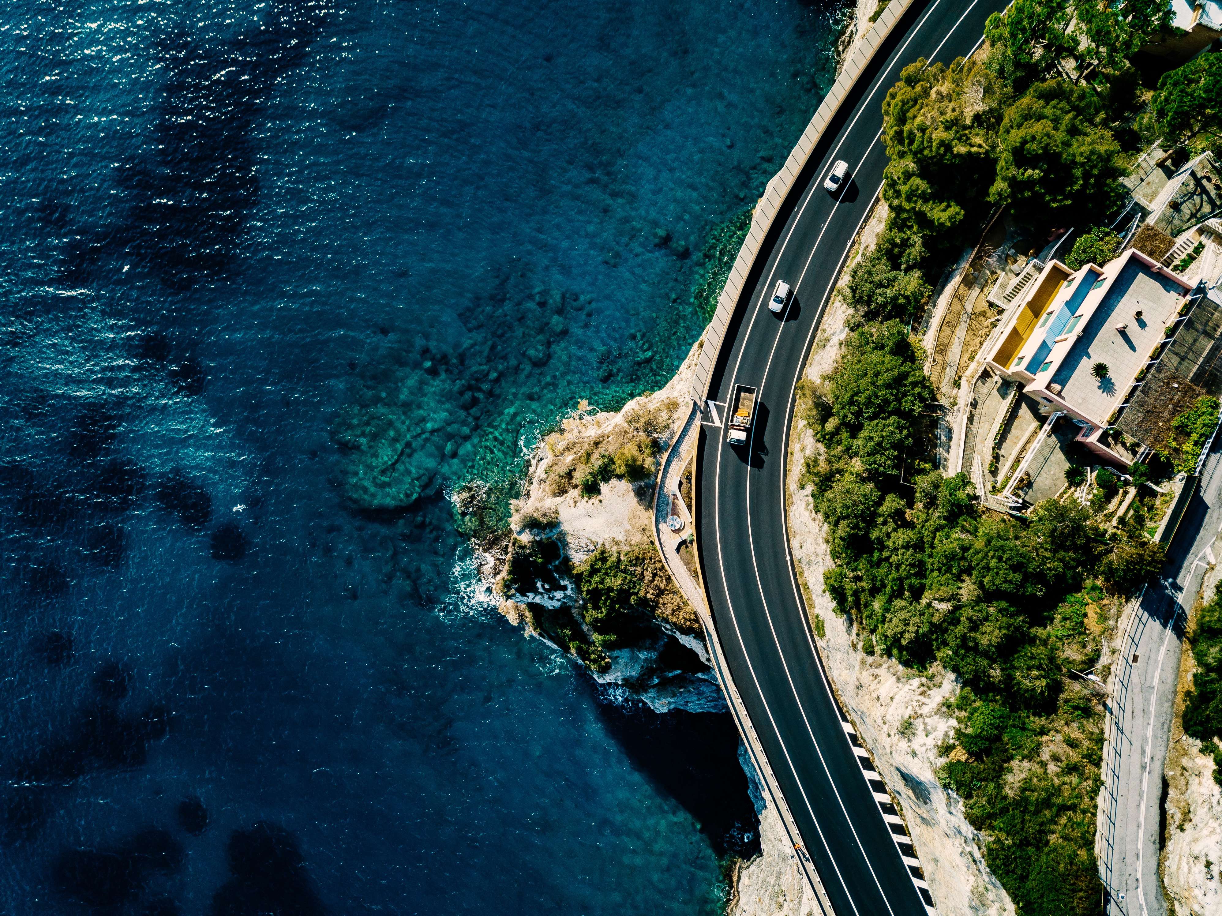 Enjoy a scenic drive through the iconic Sea Cliff Bridge