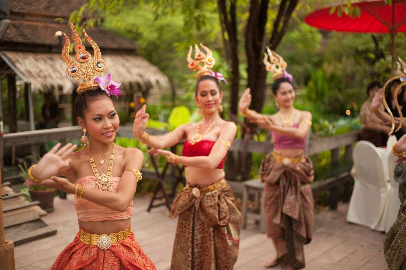 Artists perfoming the traditional dance