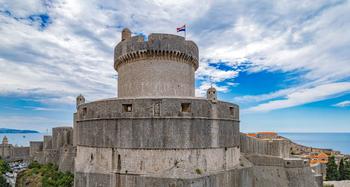 Khc8193268s4dgf8dfu1cnn5hnqe shutterstock 2201896541