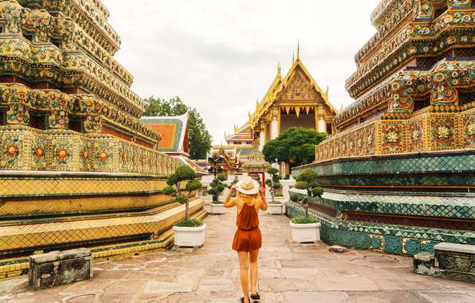 Admire the golden beauty of Wat Pho’s Reclining Buddha