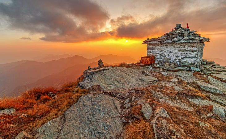 Reach to the summit of the Chopta Tungnath Trek and enjoy the mesmerizing views