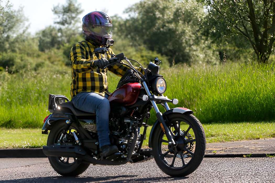 Enjoy city rides on Bajaj Avenger Cruise 220