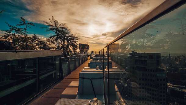 1-Altitude Gallery & Bar Sightseeing Experience