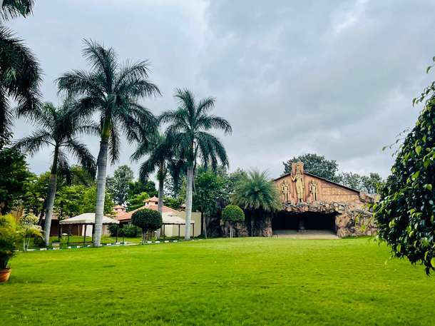 Go on a day out at Golden Amoon Resort in Bangalore