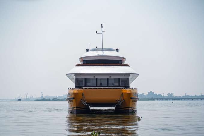 Glide along the tranquil Arabian Sea from Marine Drive in Kochi