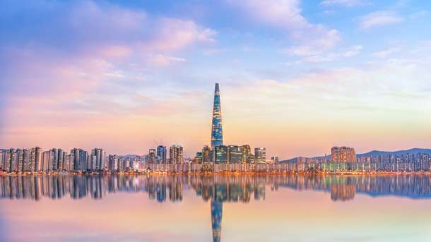 Visit the famous Seoul Sky Observatory in Lotte World Tower