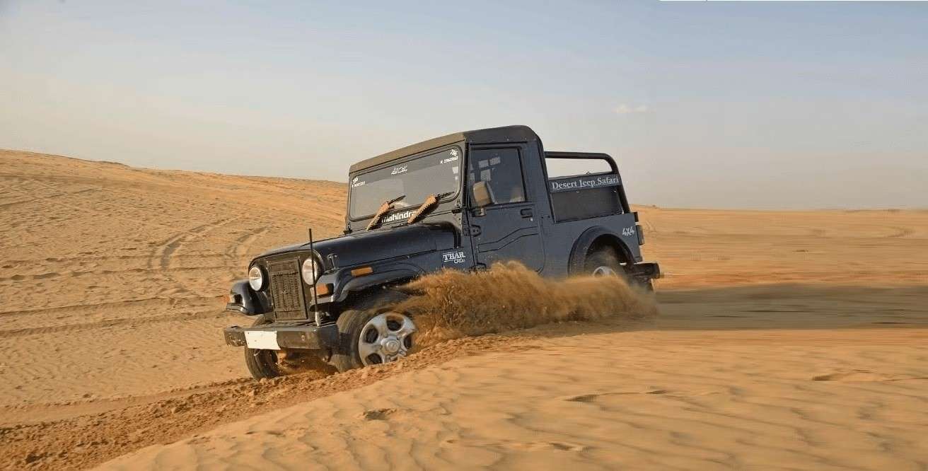 Admire the vast desert during the safari in a 4x4 vehicle