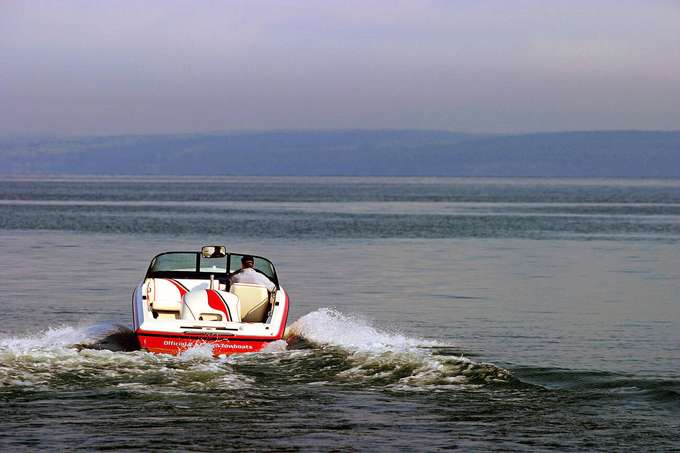 Enjoy a thrilling speed boat ride in Pune