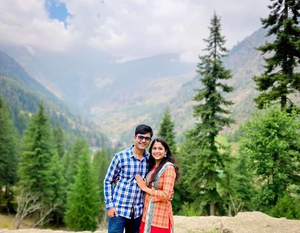 Oumvlyjn5vpe5vnt1cq36jgvpoa8 freepik  couple posing at drang valley in gumarg kashmir  81211