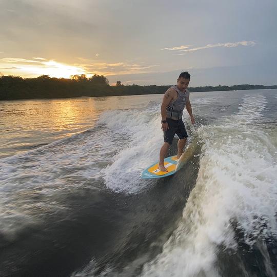 Surfing in Singapore Image
