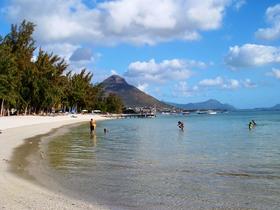 Q3urjc3t2wt97k7ro6uybaza4ci8 1463646619 public beach  flic en flac  mauritius 002