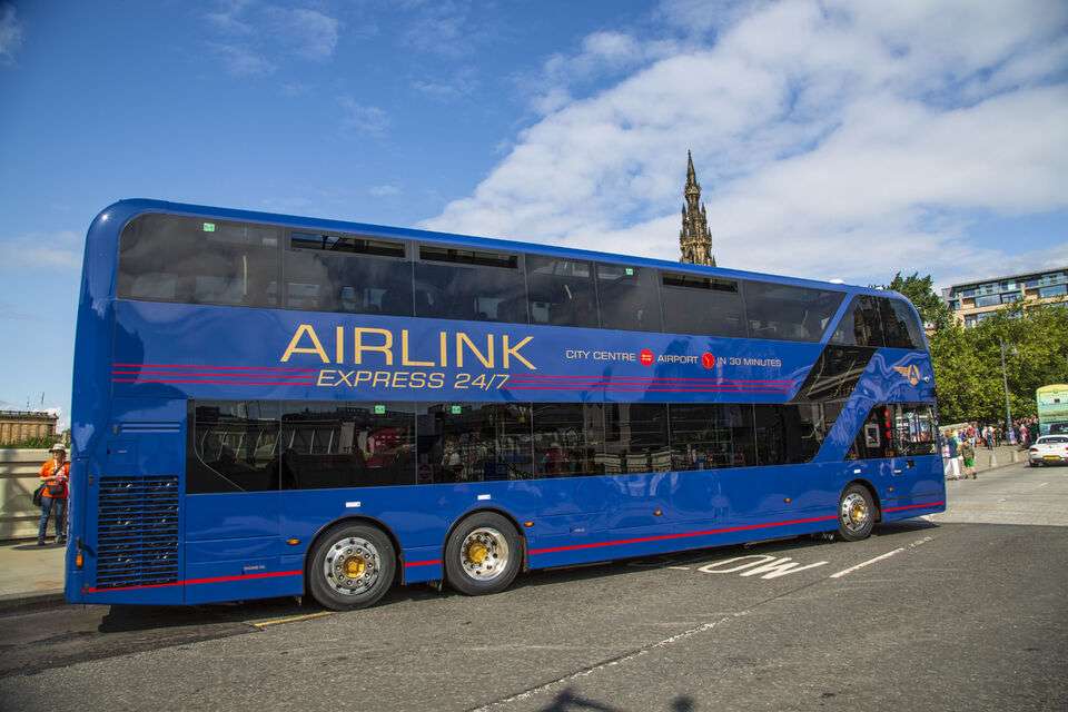 Get transferred effortlessly between Edinburgh Airport and the city center by pre-booking your bus tickets