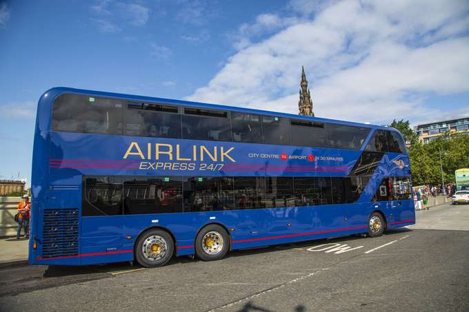 Get transferred effortlessly between Edinburgh Airport and the city center by pre-booking your bus tickets