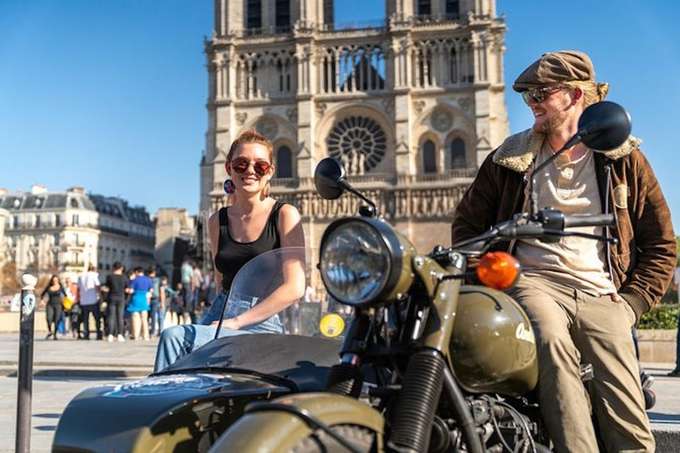 Have fun on a retro Paris tour