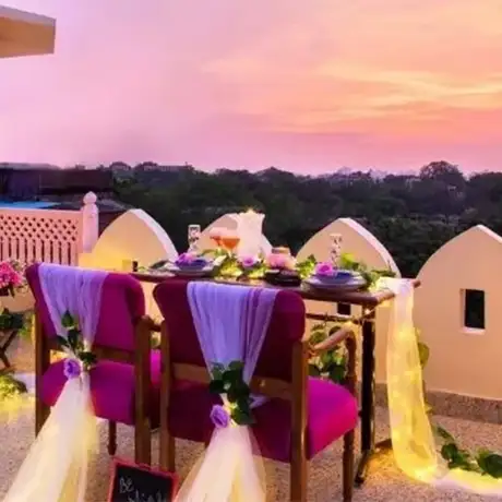 Enjoy a picturesque dinner with a scenic sunset in Jaipur