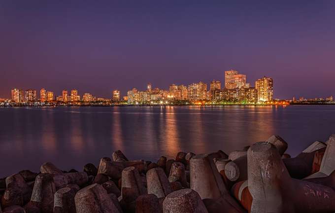 Stroll along the iconic Marine Drive, marveling at the sparkling lights reflecting off the Arabian Sea at night
