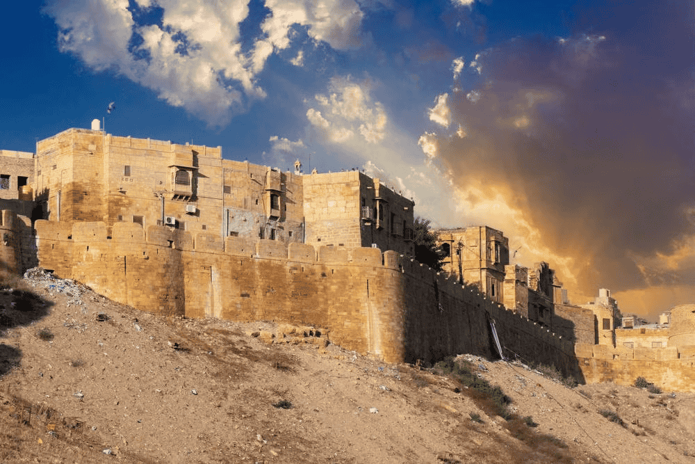Experience the beauty of towering Jaisalmer Fort