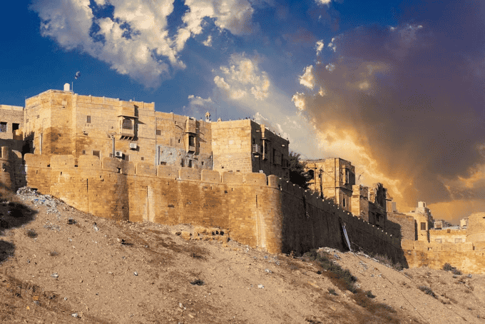 Experience the beauty of towering Jaisalmer Fort