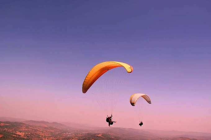 Partake in a thrilling paragliding experience 